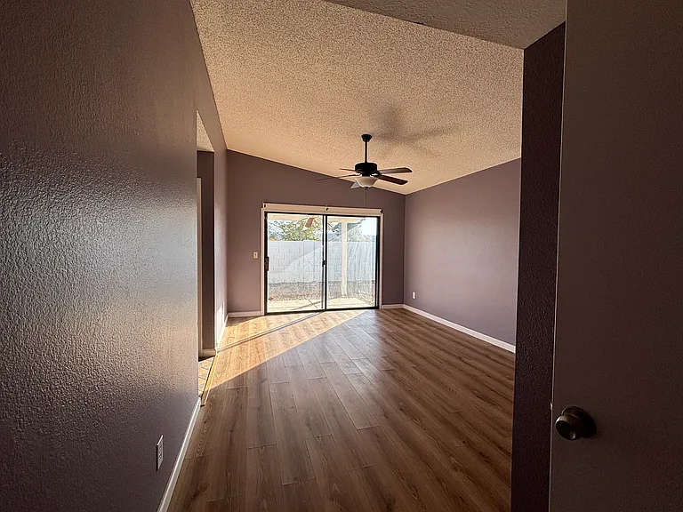 413 W Beverly Ln — Photo 18