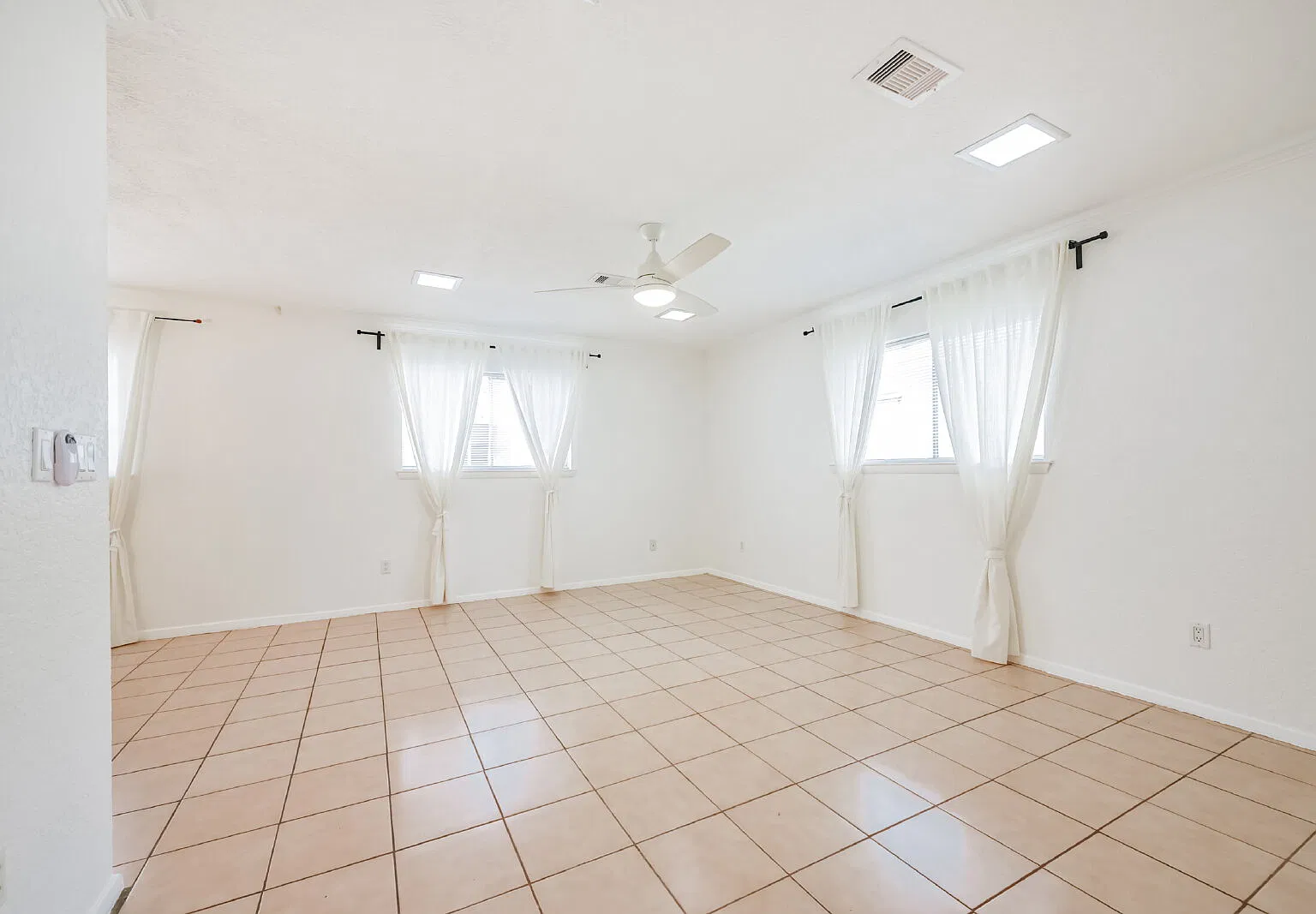 3 bed, 1.5 bath, 1150 sqft, $1,900 — Photo 4