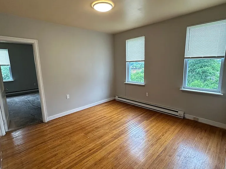 412 E Walnut Ln #4 — Photo 2
