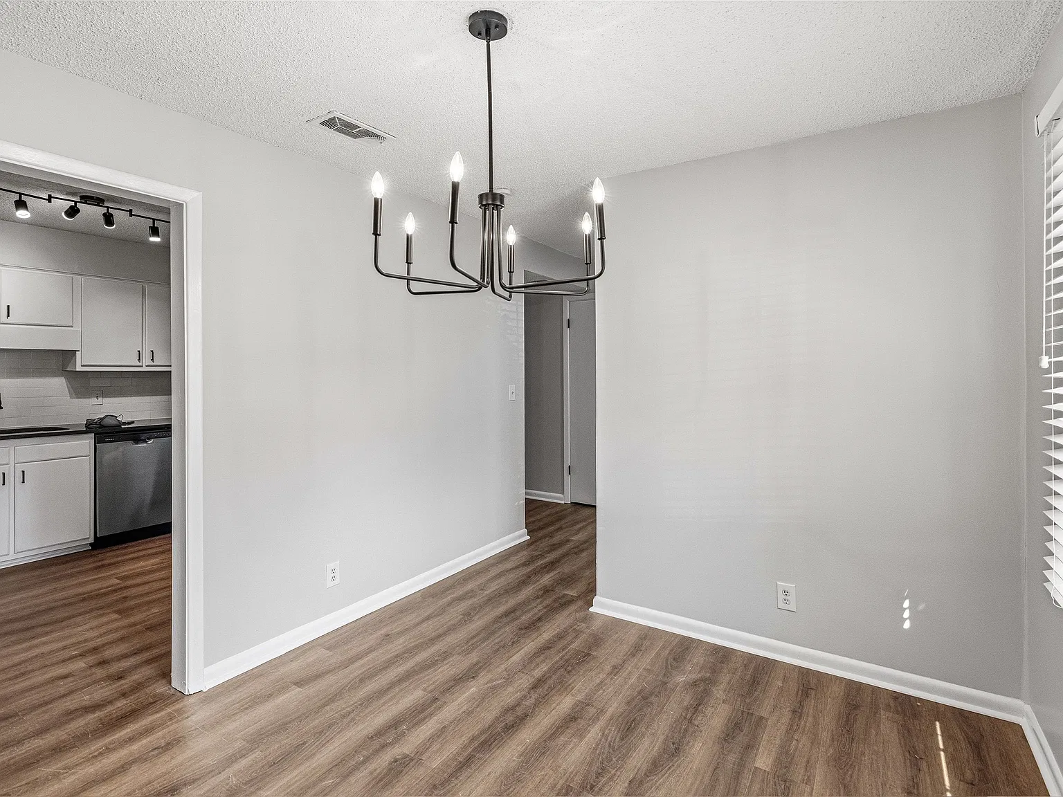3 bed, 2.5 bath, 1452 sqft, $1,550 — Photo 4