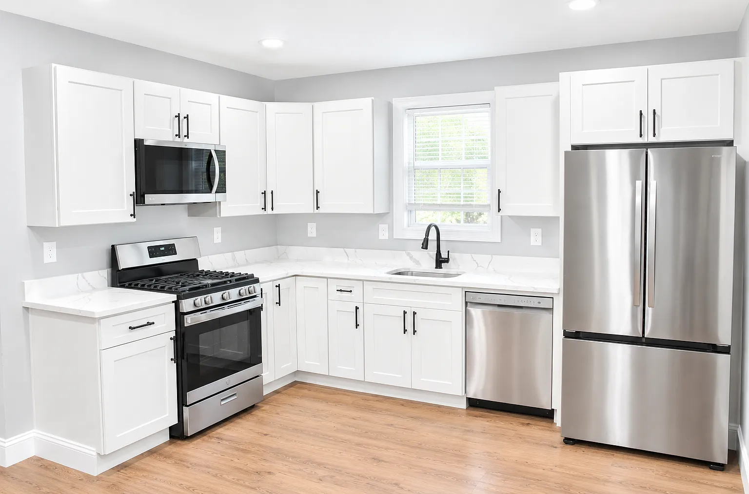 3 bed, 1041 sqft, $3,350 — Photo 3