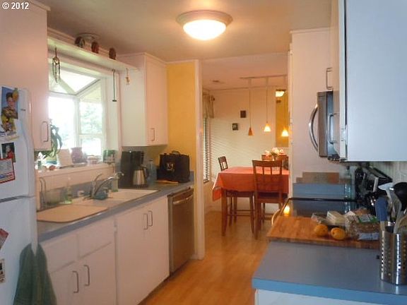 5th image of 813 NE 92nd Ave
