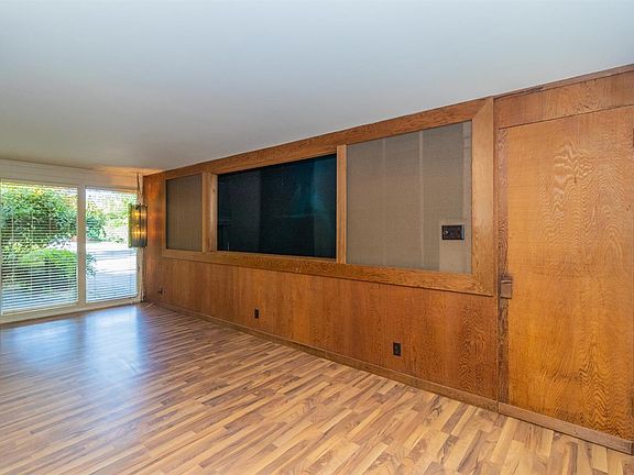5th image of 1015 W Alamos Ave