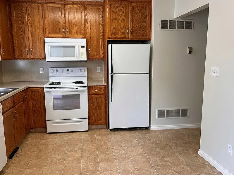 2 bed, 900 sqft, $1,325 — Photo 2