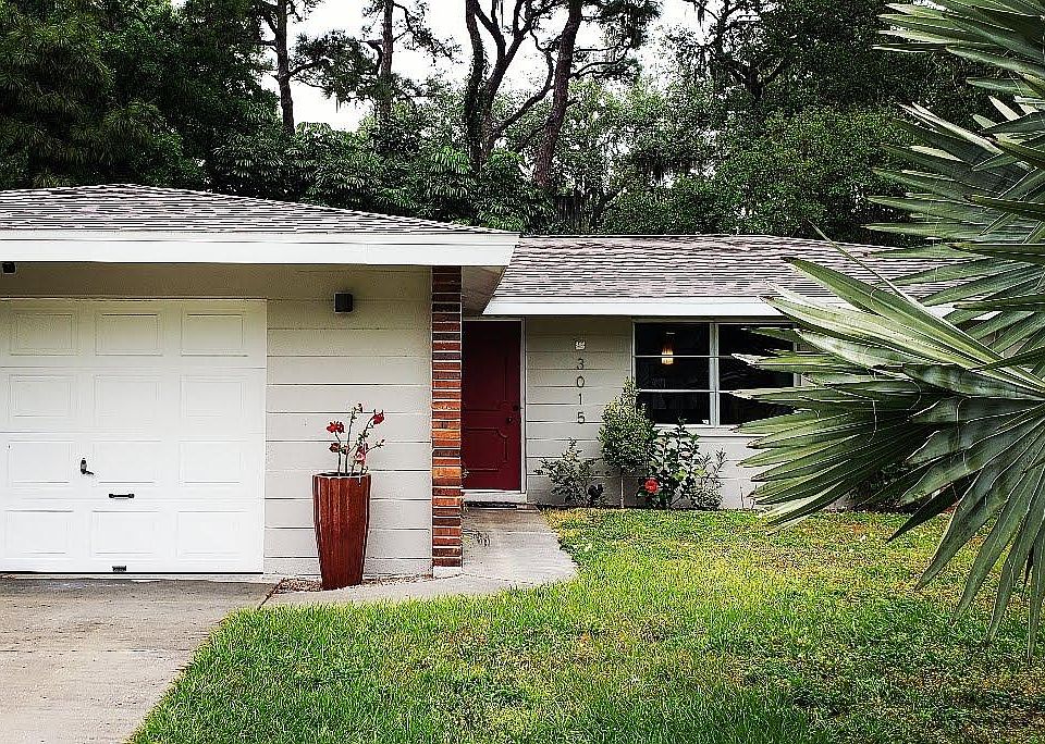 Garage and Entrance (lawn care included)