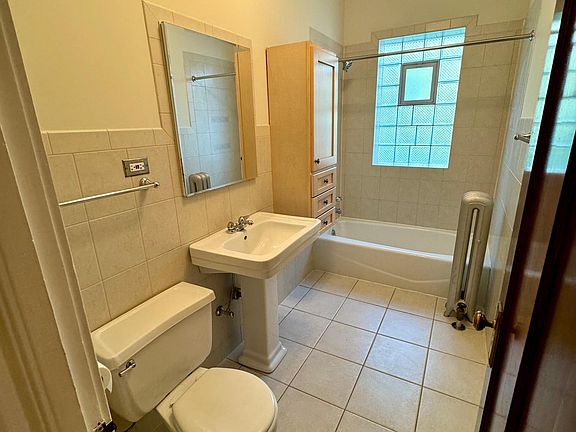 5th image of 4827 N Rockwell St APT 3E
