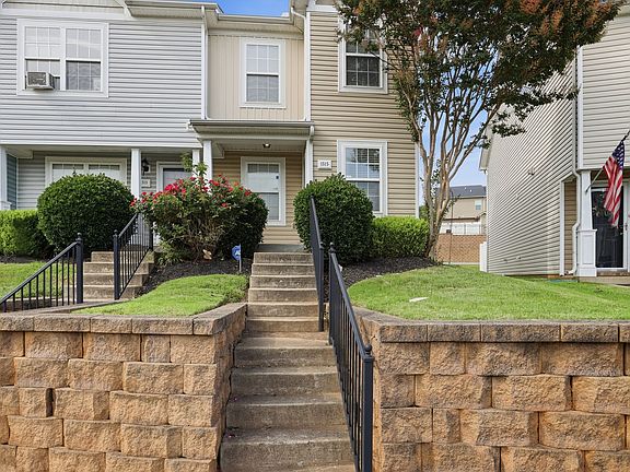3rd image of 1515 Sprucedale Dr