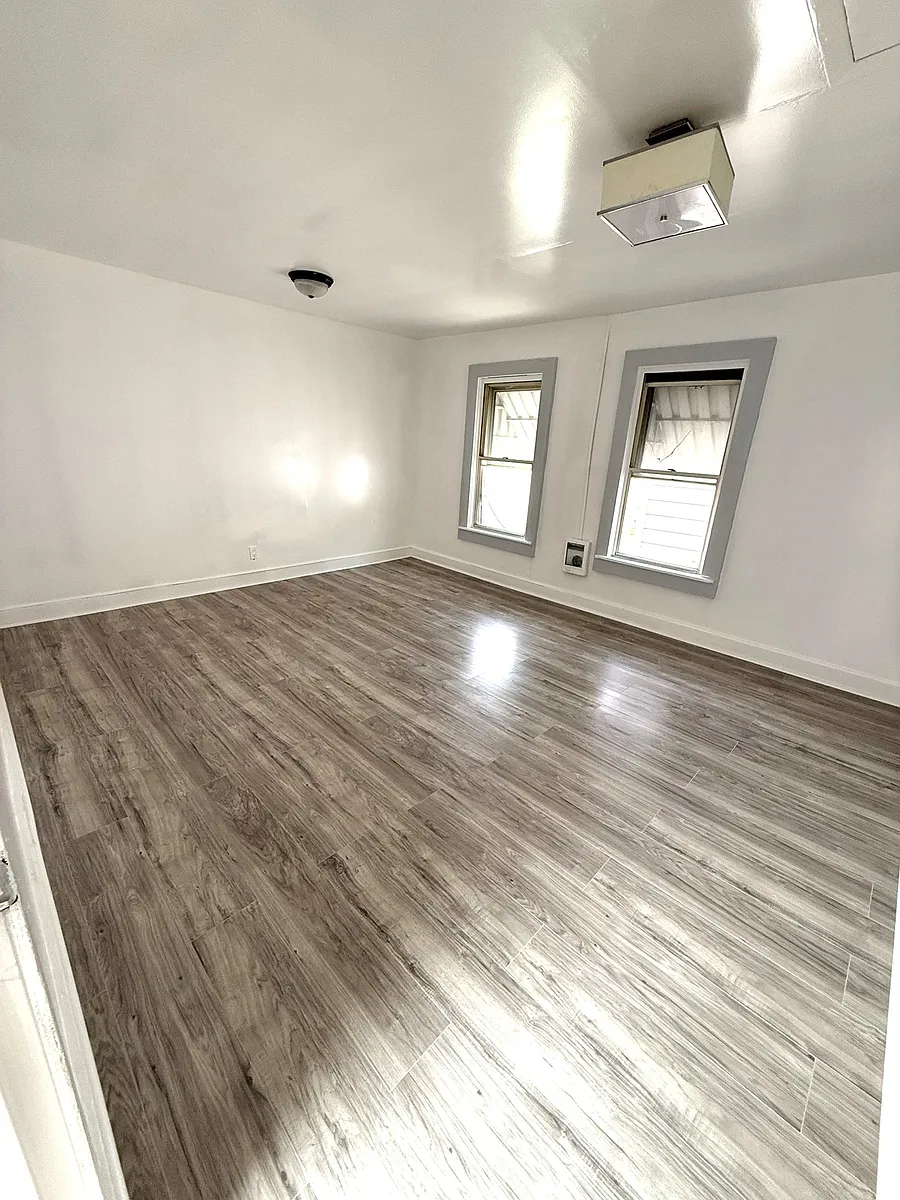 Building Photo - 472 2nd St #2