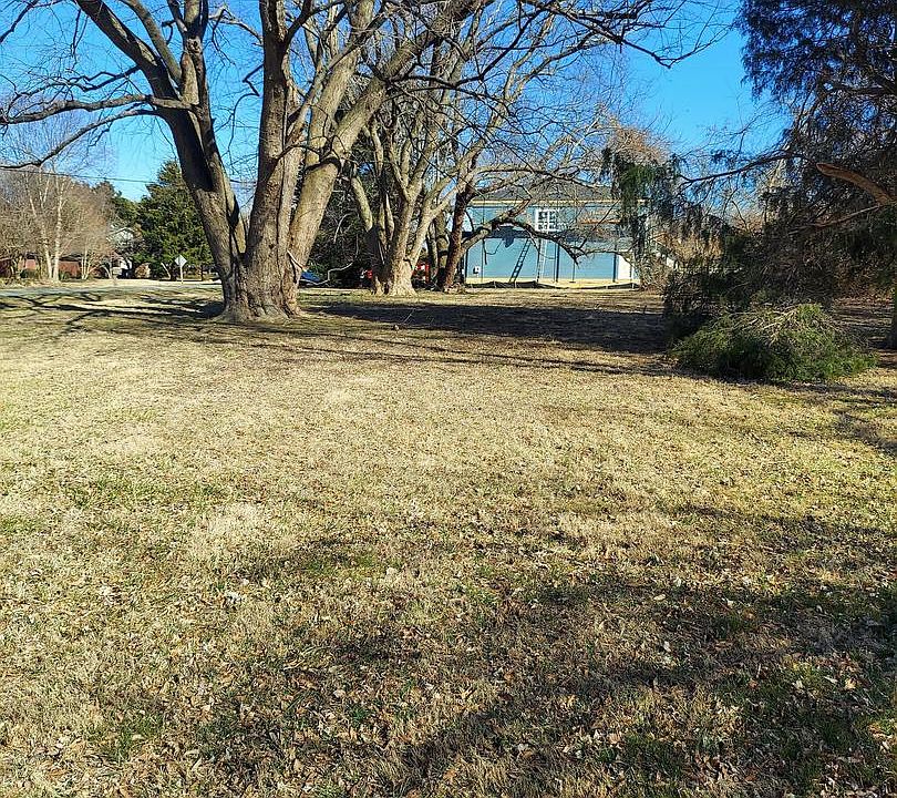 1st image of 201 Queen Anne Club Dr