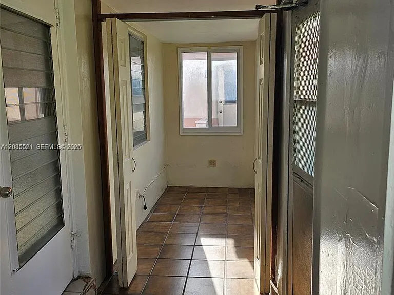 709 NE 4th Ct #6 — Photo 2