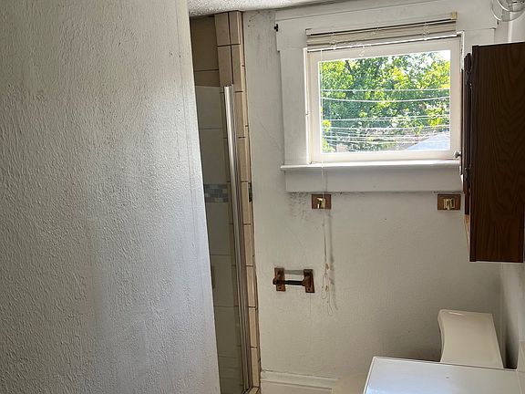 upstairs bath with shower
