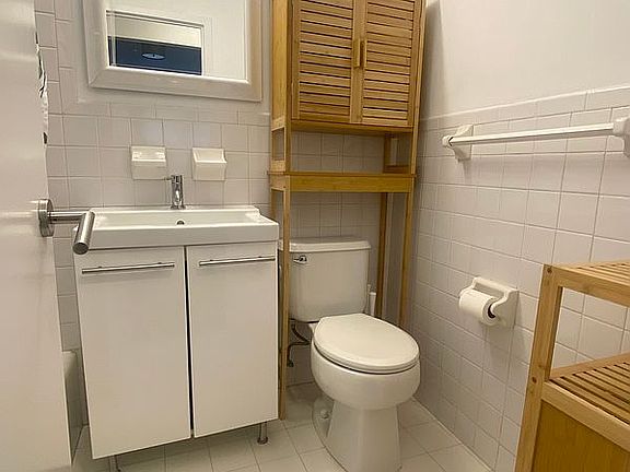 5th image of 305 E 24th St APT 5S