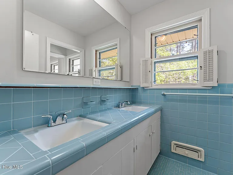 225 Arbutus Rd — Photo 25