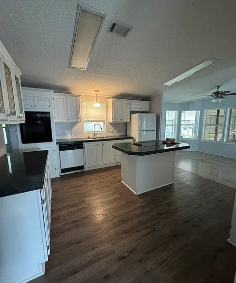 652 Coral Cir — Photo 3