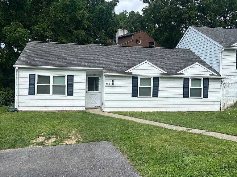 Single floor duplex in College Heights with yard and off street parking