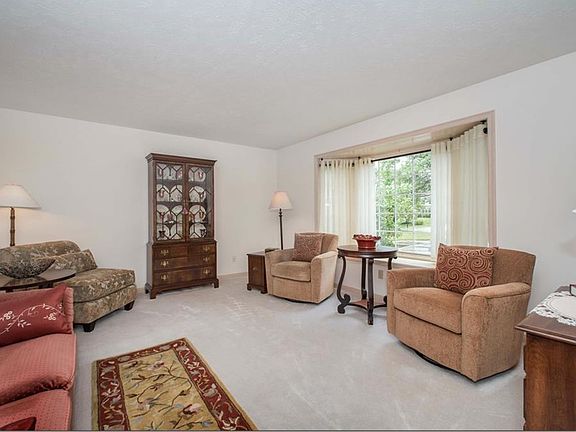 4th image of 575 Charles Pl