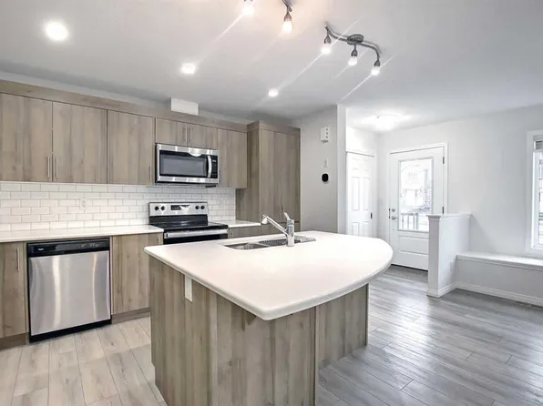 39 N Yorkville Blvd SW, Calgary, AB T2X 4K2