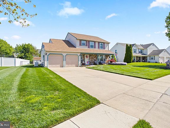 5th image of 18 Dewberry Dr