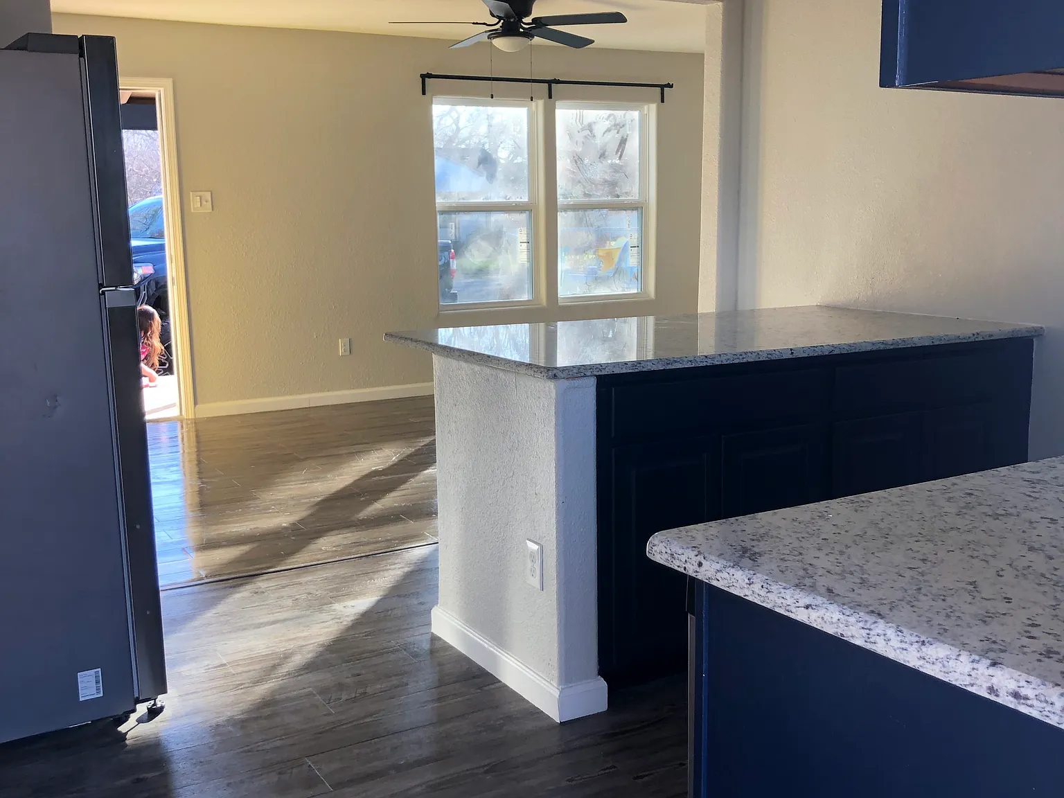 3 bed, 936 sqft, $1,550 — Photo 2