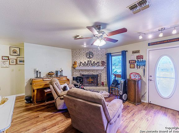 4th image of 415 Meadowgrove Ln