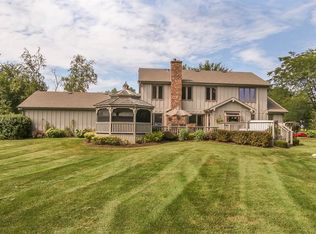 719 Beacon Dr, Lake Barrington, IL 60010