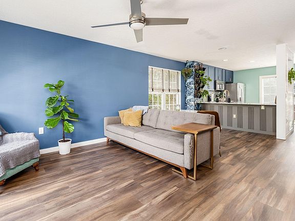 3rd image of 5567 Crystal Falls St