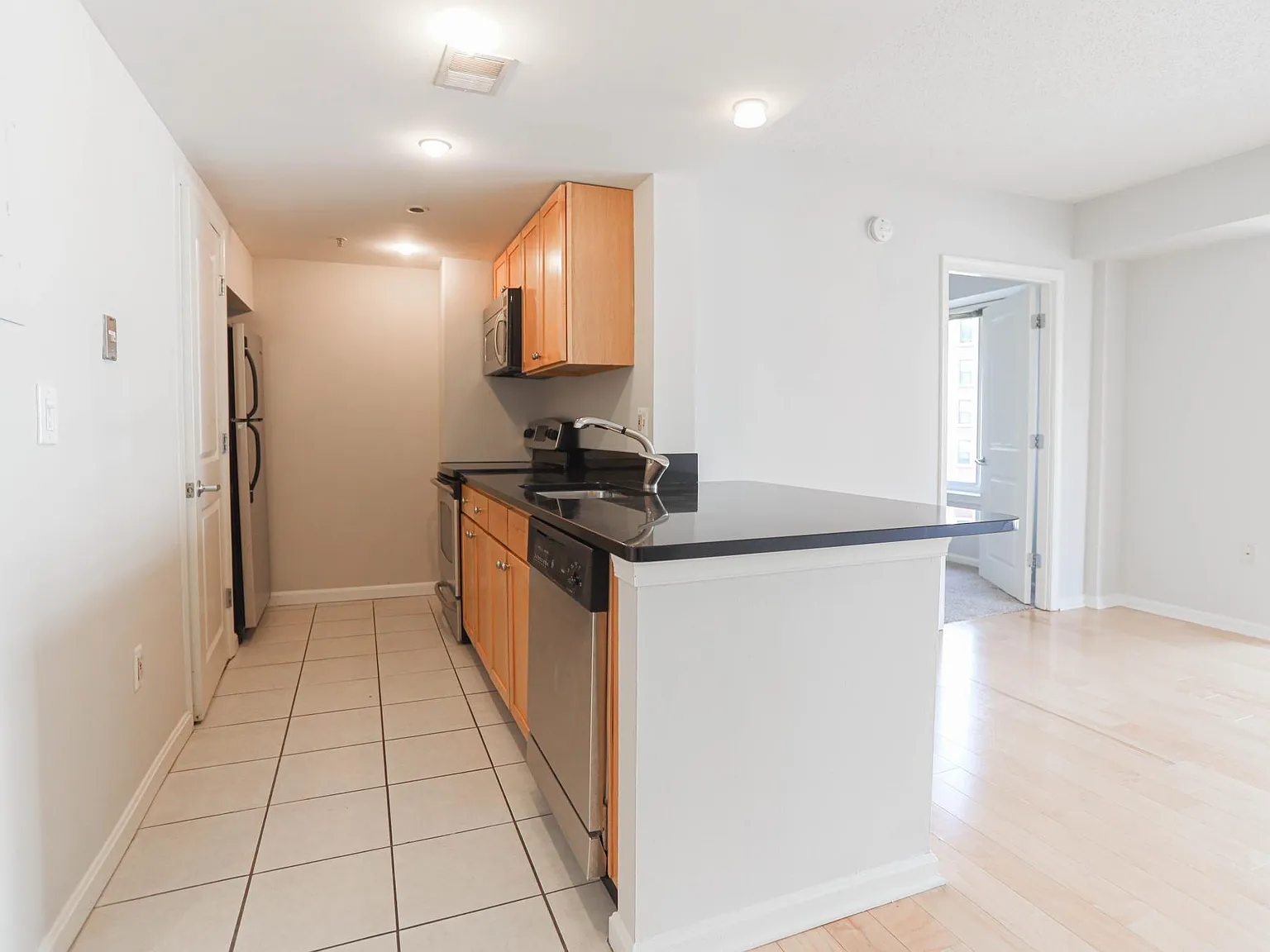 2 bed, 750 sqft, $3,200 — Photo 2