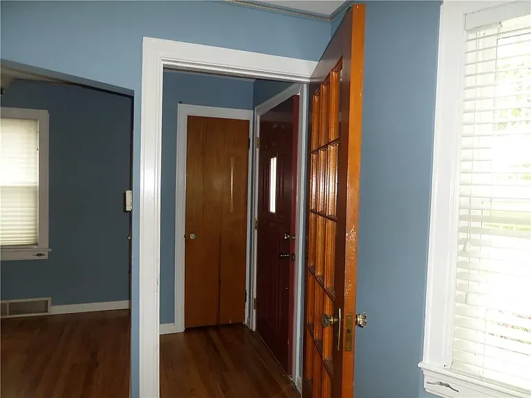 218 E 35th St — Photo 10