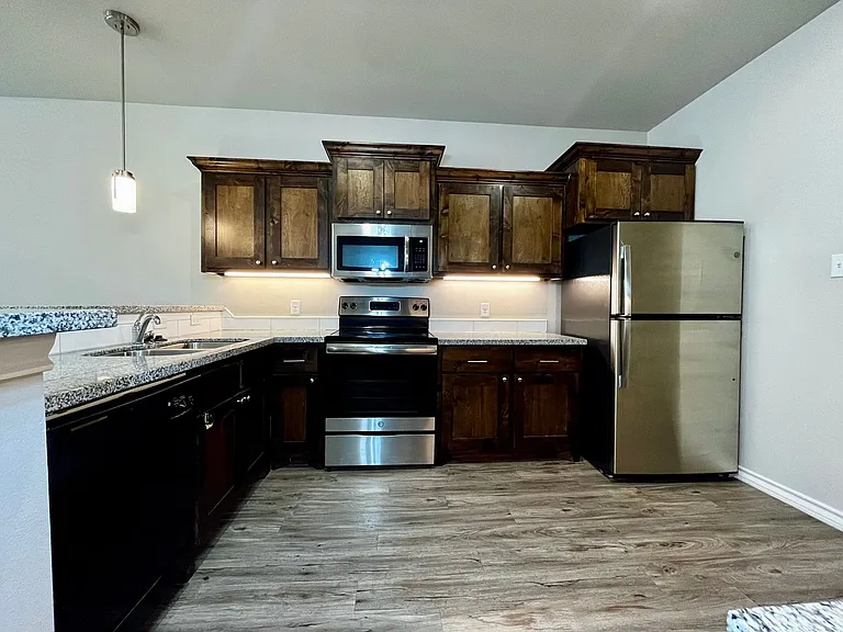 Stunning 4 Bedroom Near Tech — Photo 27