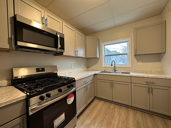 3rd image of 876 Woodbine Ave