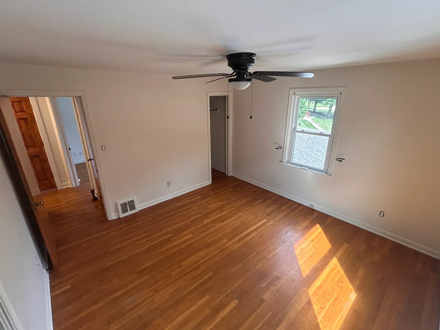 2 bed, 884 sqft, $1,350 — Photo 2
