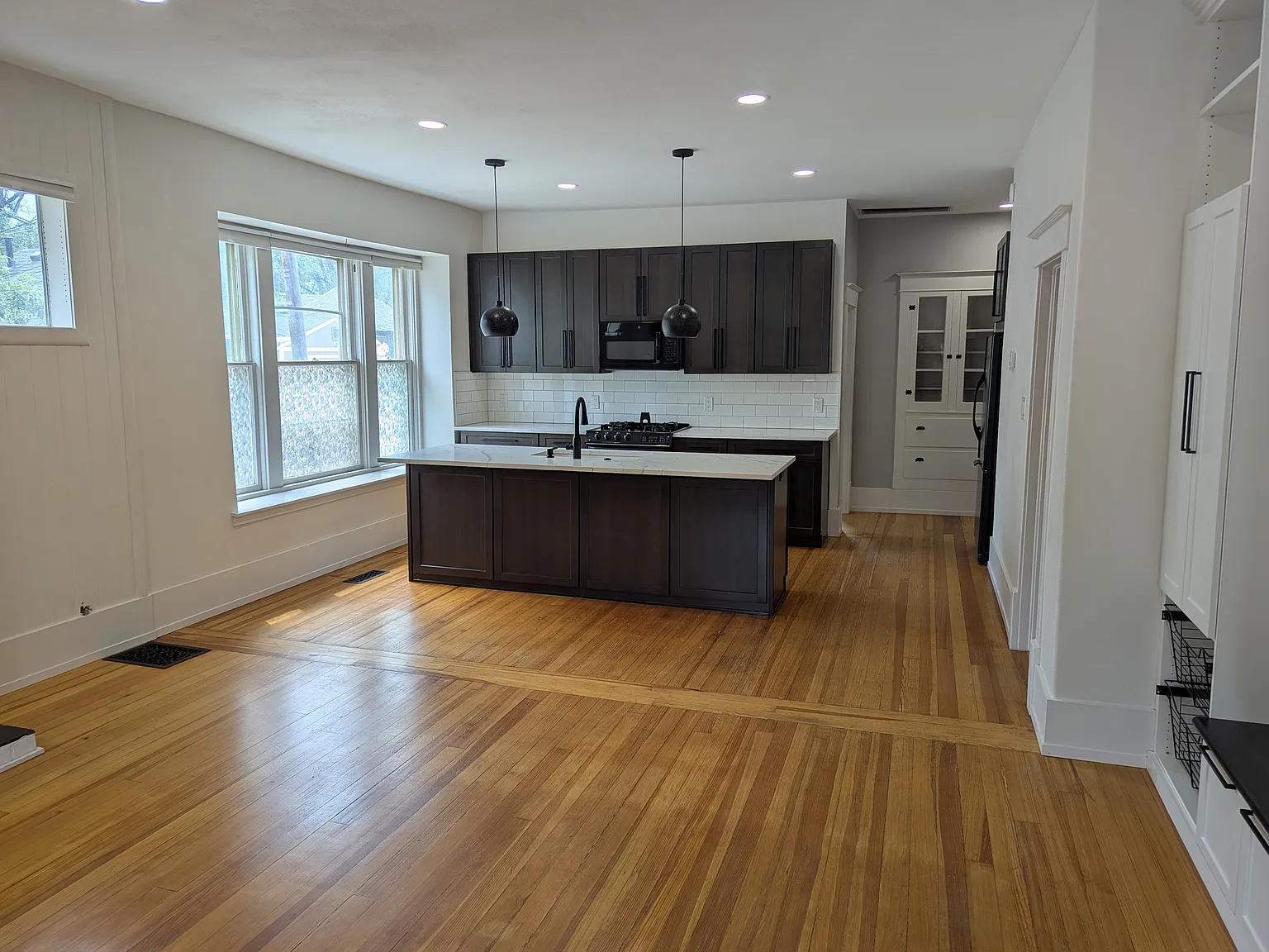 3 bed, 1884 sqft, $2,700 — Photo 2