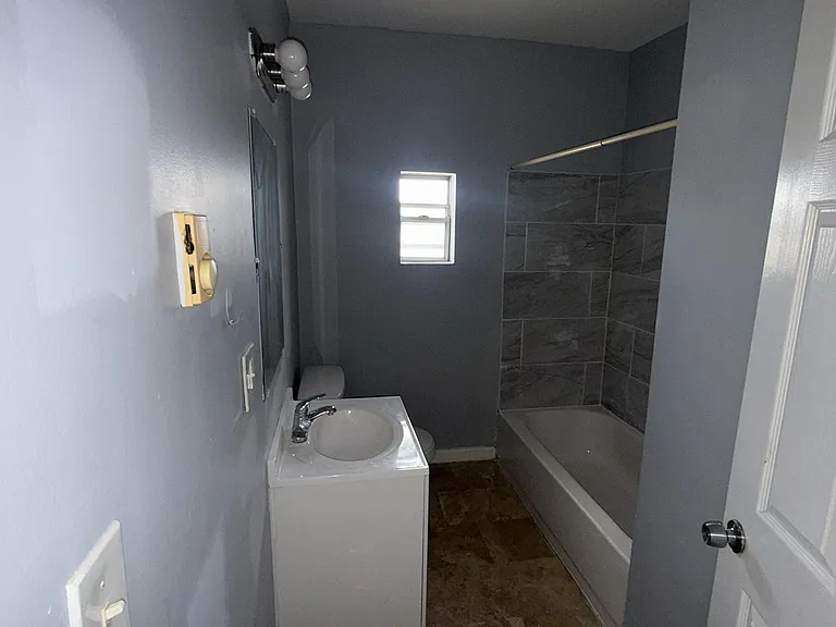 561-563 Bond St #2L — Photo 9