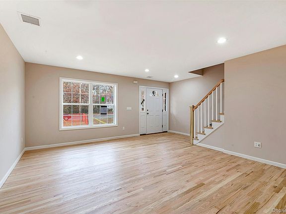 5th image of 305 COMMACK Road