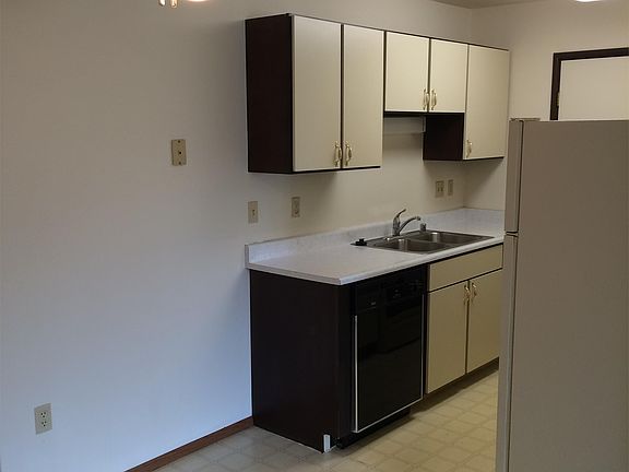 Dining area in the kitchen with ceiling fan.