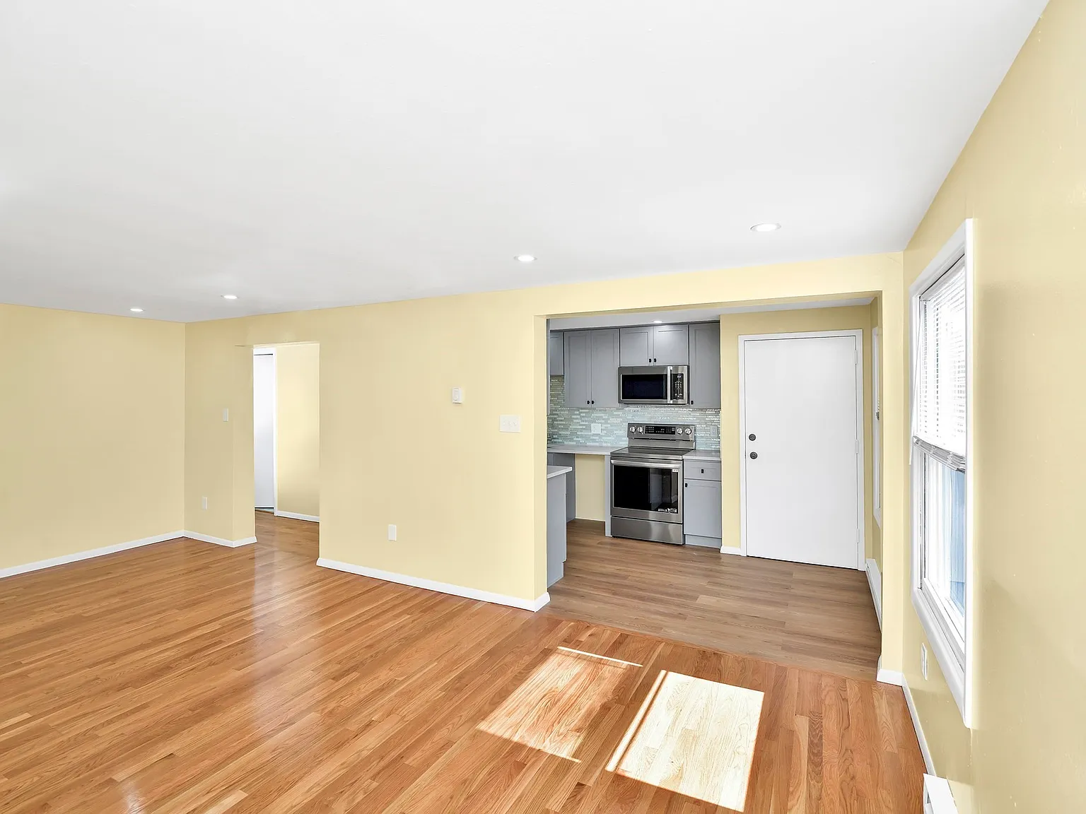 3 bed, 1.0 bath, 1240 sqft, $2,800 — Photo 2