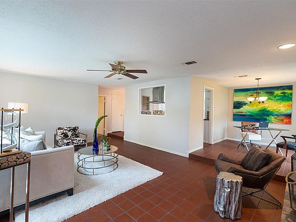 4th image of 2211 Holly Knoll St