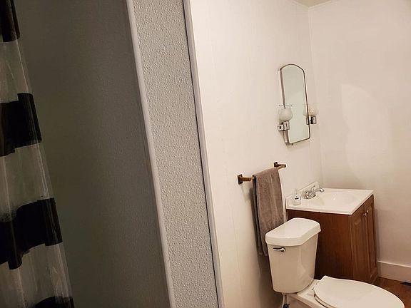 5th image of 300 E 9th St