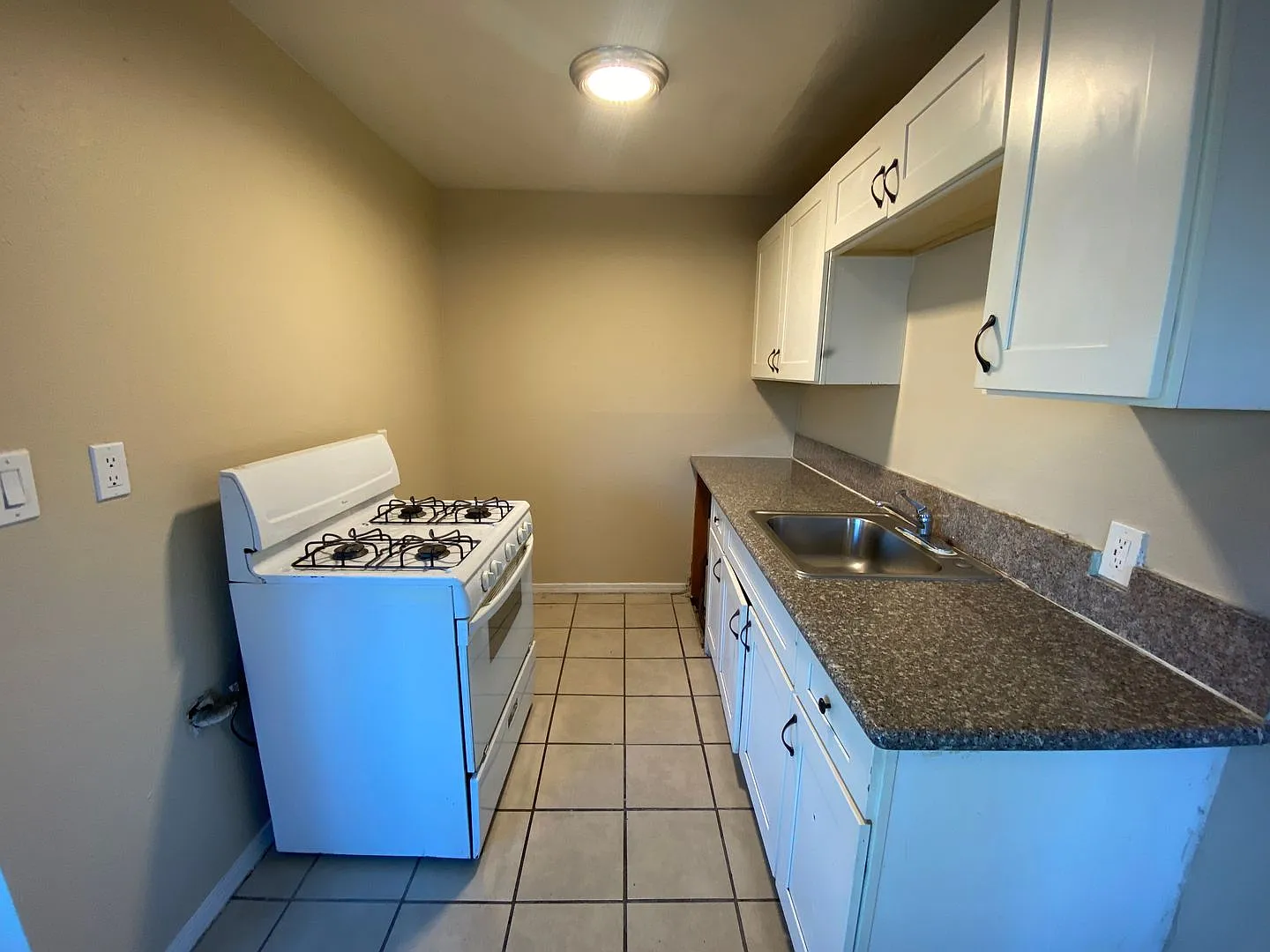 **Accepts Section 8 Offering Two Weeks Of Free Rent!! 1 Bedroom Appartment Super Close To The Str... — Photo 4