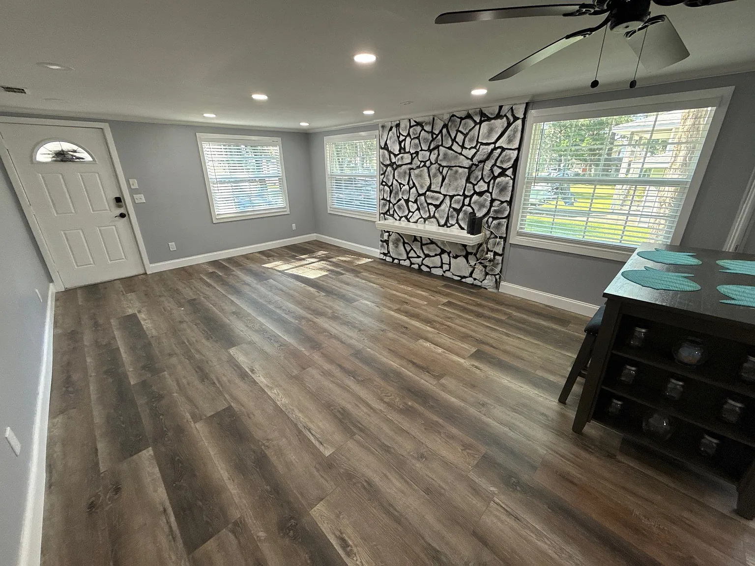 2 bed, 1.0 bath, 864 sqft, $1,600 — Photo 1