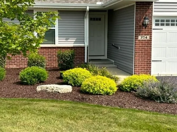 704 Highland Dr, Winnebago, IL 61088