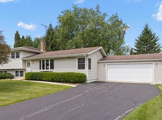 3S582 Behrs Circle Dr W, Warrenville, IL 60555