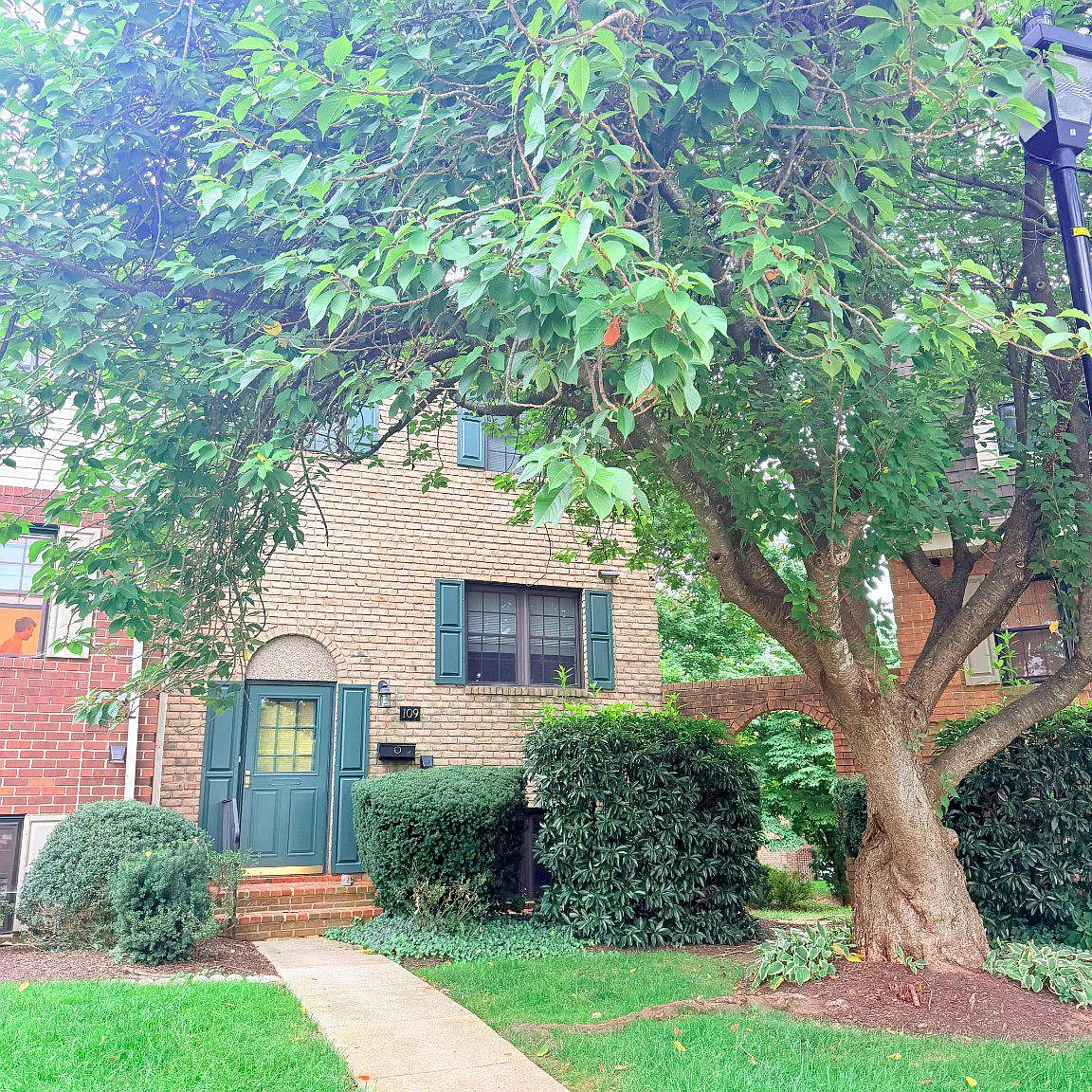 4 bed, 2.5 bath, 1850 sqft, $2,800 — Photo 1