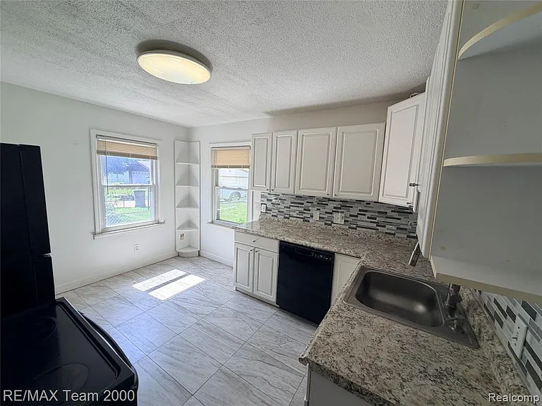 22959 Cleveland St — Photo 4