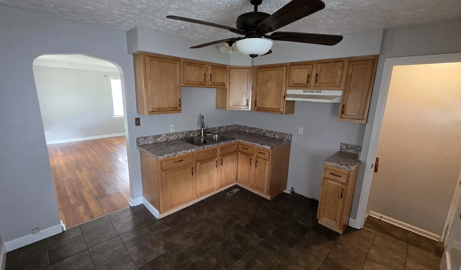 4 bed, 1.0 bath, 1092 sqft, $2,150 — Photo 3