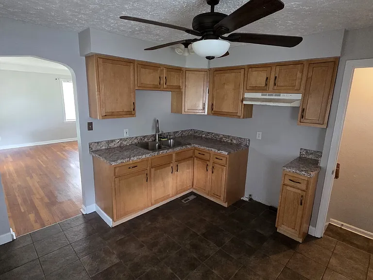 5469 Thomas St — Photo 3