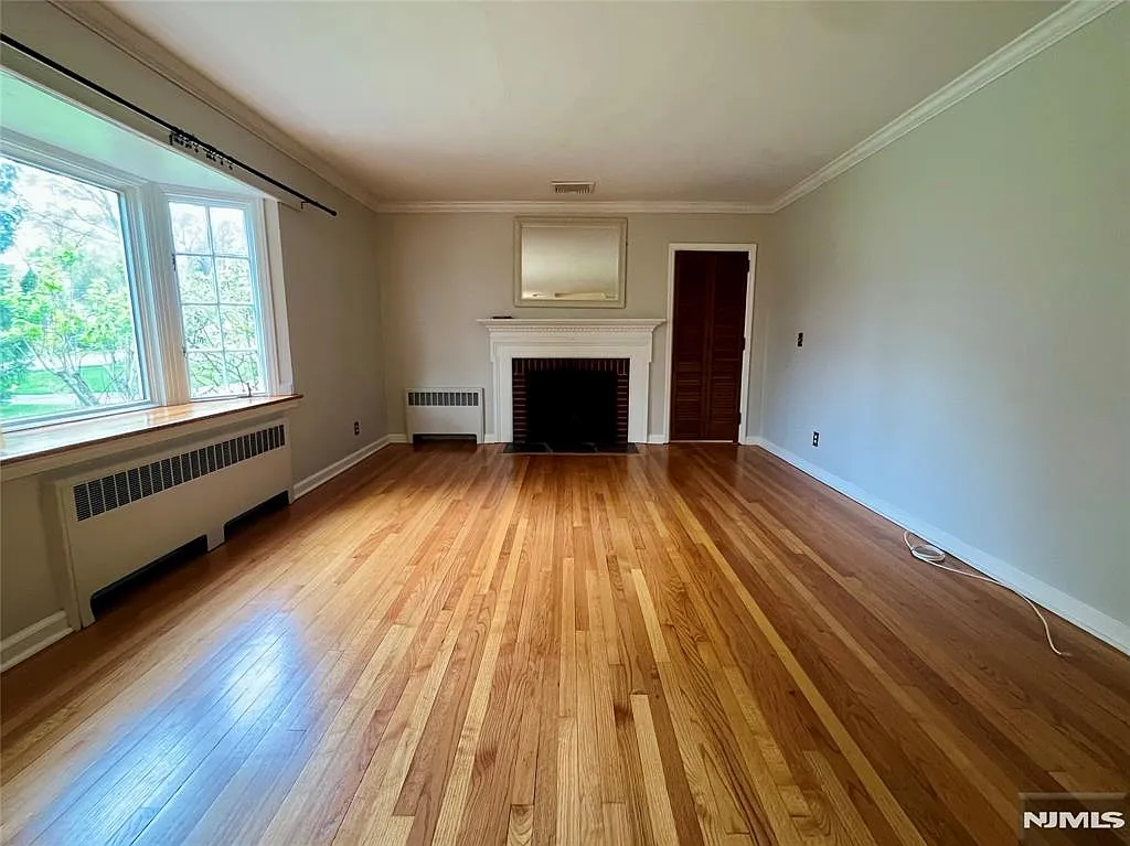 5 bed, 2480 sqft, $6,350 — Photo 3