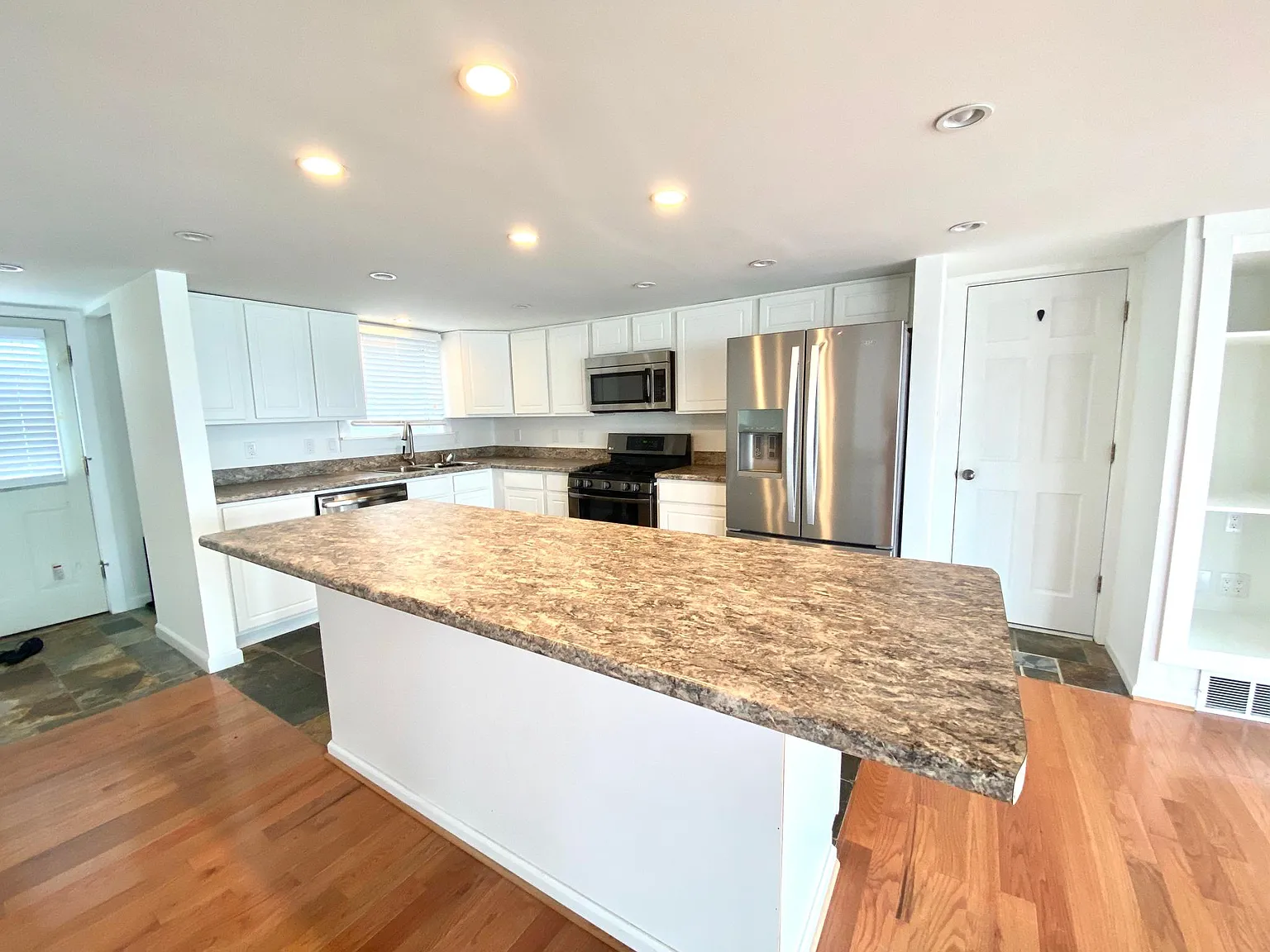 3 bed, 2000 sqft, $4,550 — Photo 4