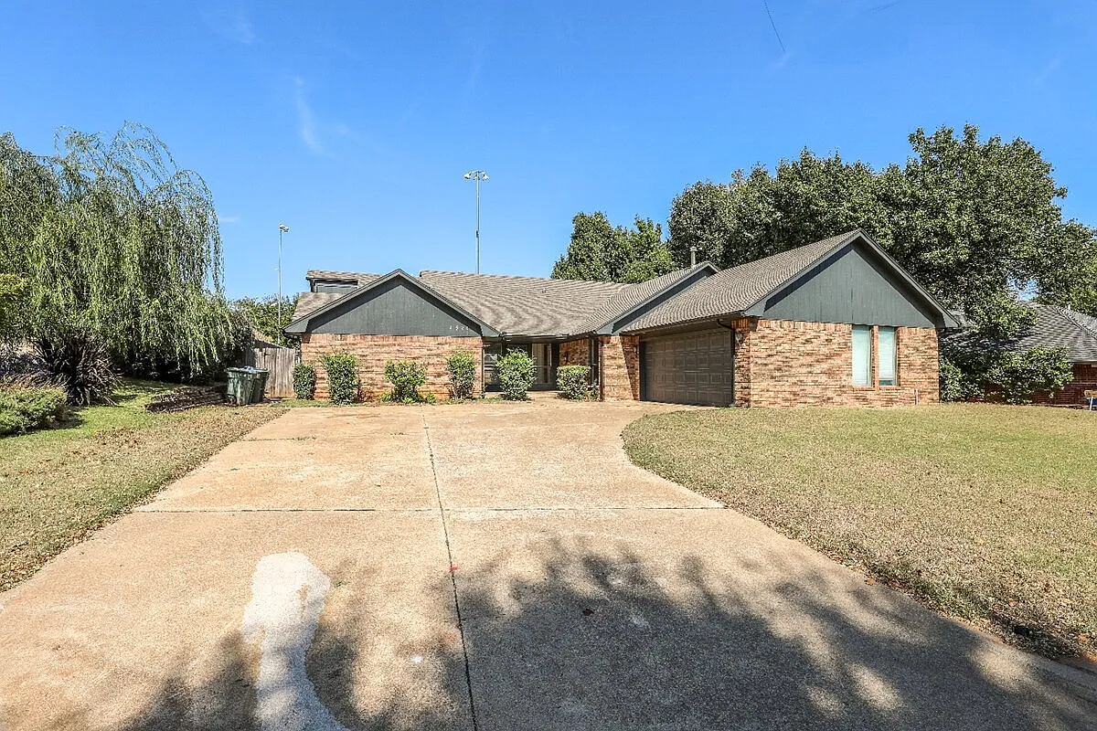 3 bed, 2.0 bath, 2054 sqft, $2,100 — Photo 1