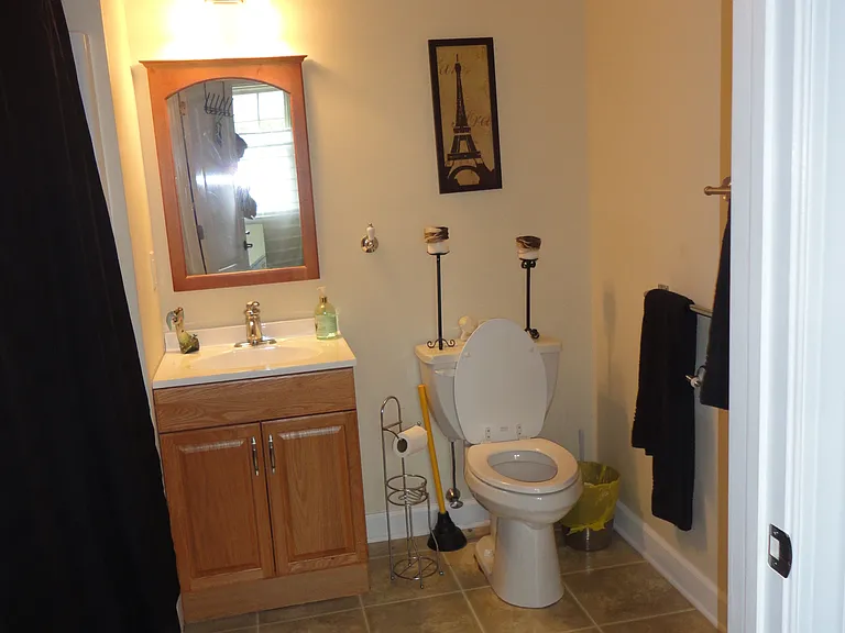 Spacious Full bath